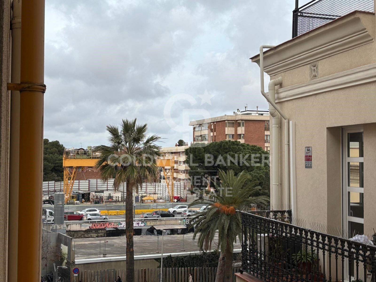 Bright exterior apartment with parking in the heart of Sarrià, next to FGC