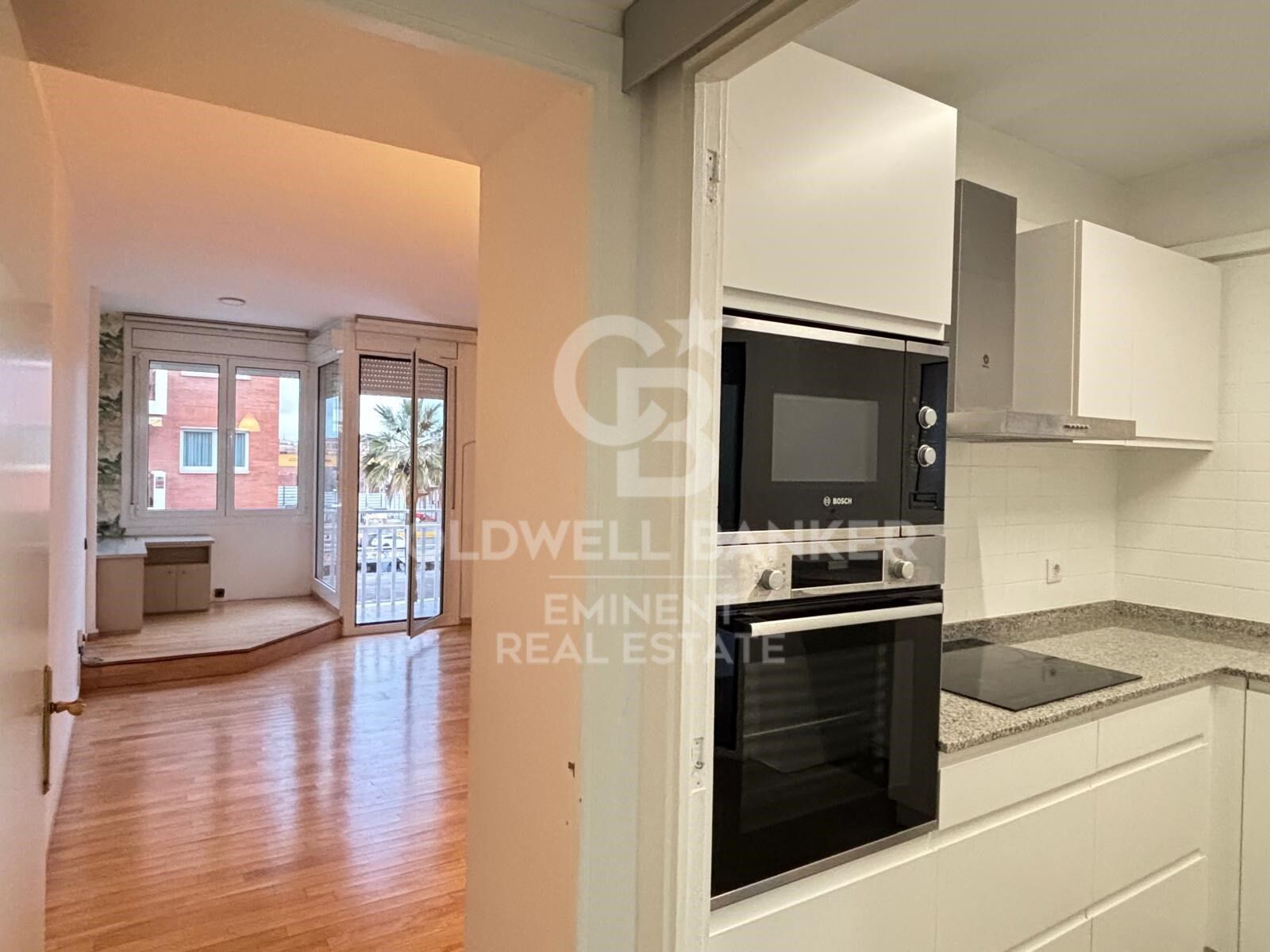 Bright exterior apartment with parking in the heart of Sarrià, next to FGC