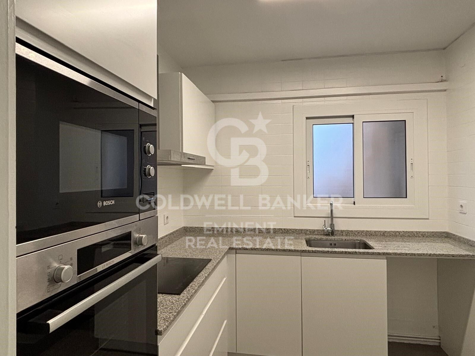 Bright exterior apartment with parking in the heart of Sarrià, next to FGC