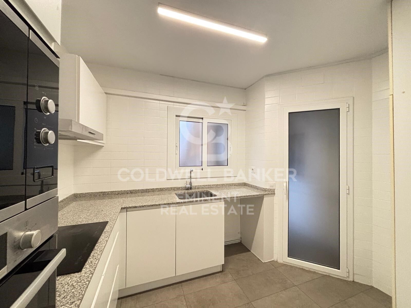Bright exterior apartment with parking in the heart of Sarrià, next to FGC
