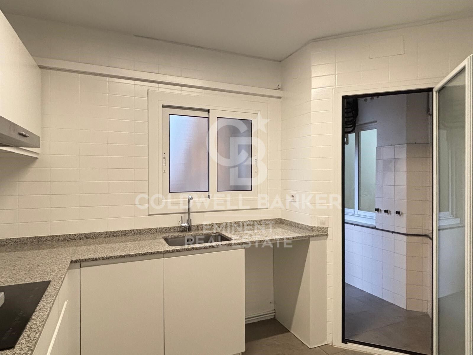 Bright exterior apartment with parking in the heart of Sarrià, next to FGC