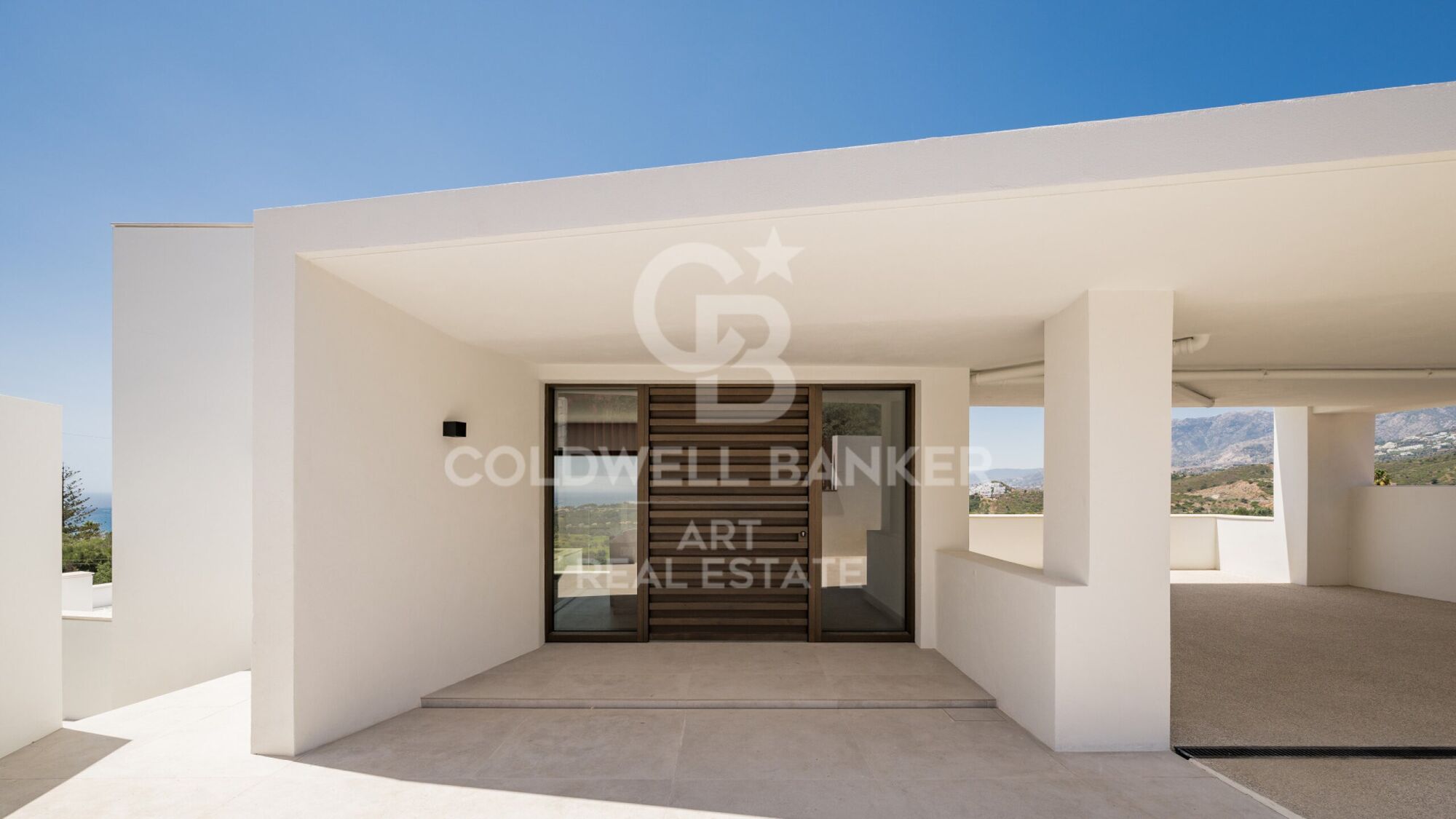 Neu gebaute villa mit infinity-pool und panoramablick auf das meer in Marbella