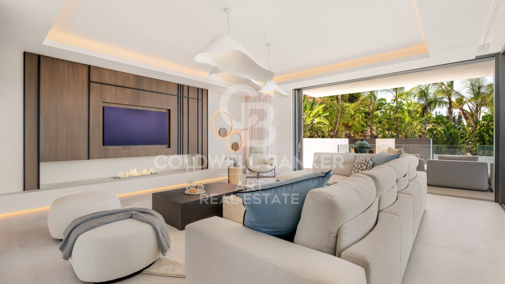 Neu gebaute villa mit infinity-pool und panoramablick auf das meer in Marbella