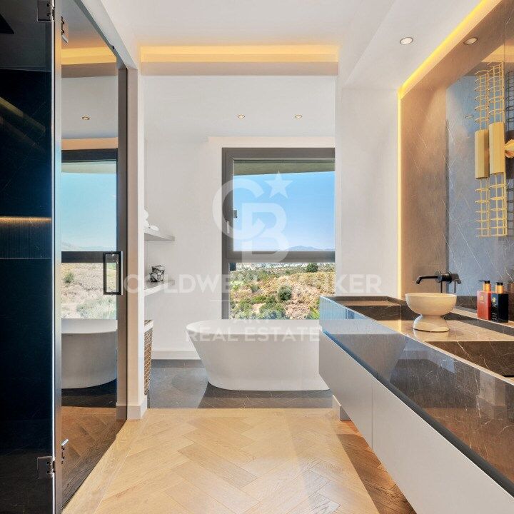 Neu gebaute villa mit infinity-pool und panoramablick auf das meer in Marbella