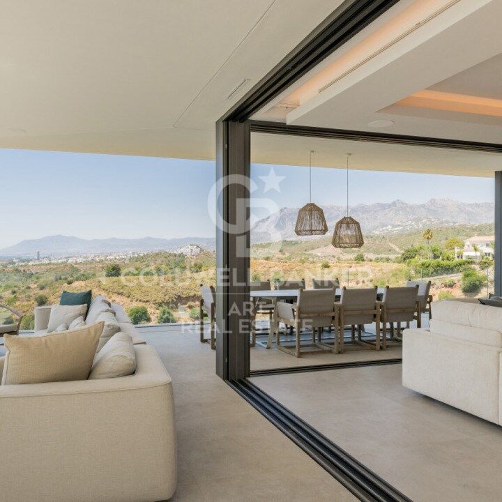 Villa de nueva construcción con piscina infinita y vistas panorámicas al mar en Marbella