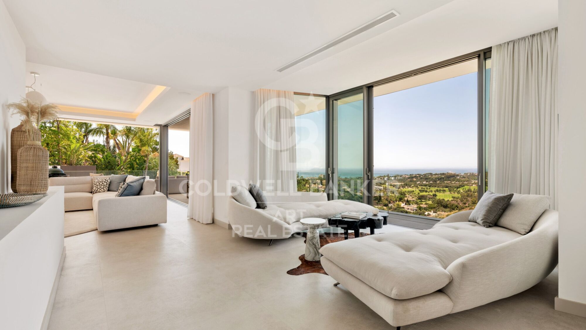 Villa de nueva construcción con piscina infinita y vistas panorámicas al mar en Marbella