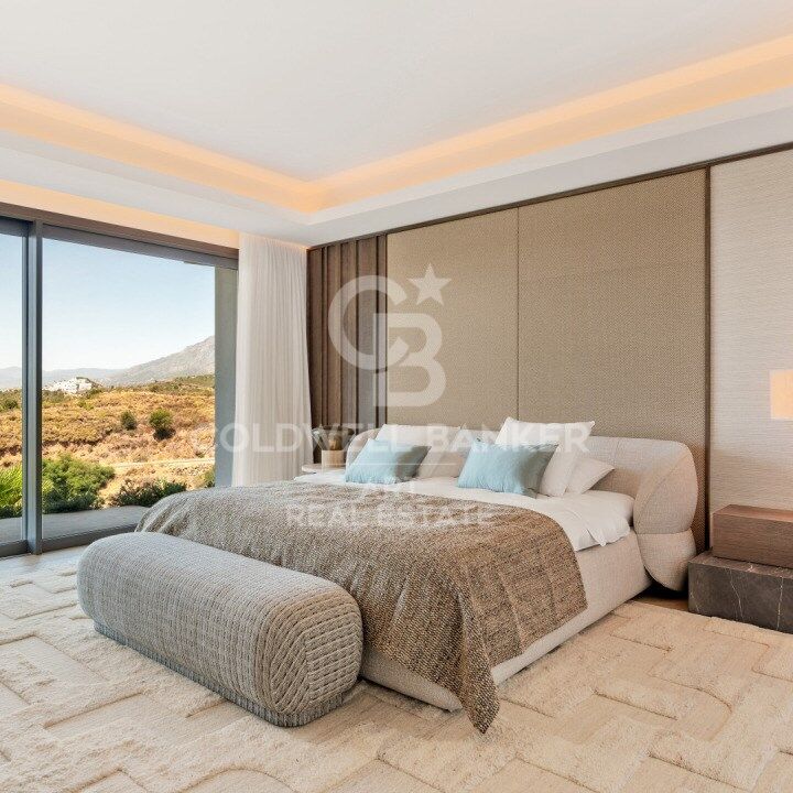 Villa de nueva construcción con piscina infinita y vistas panorámicas al mar en Marbella