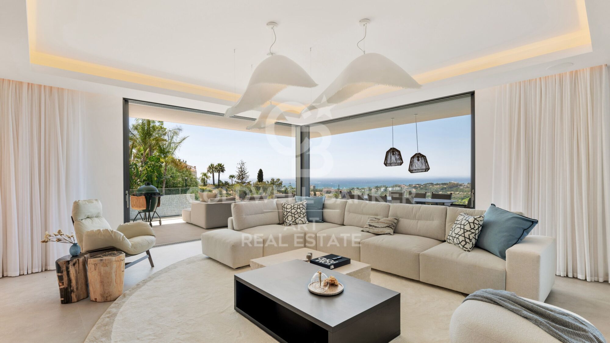 Villa de nueva construcción con piscina infinita y vistas panorámicas al mar en Marbella