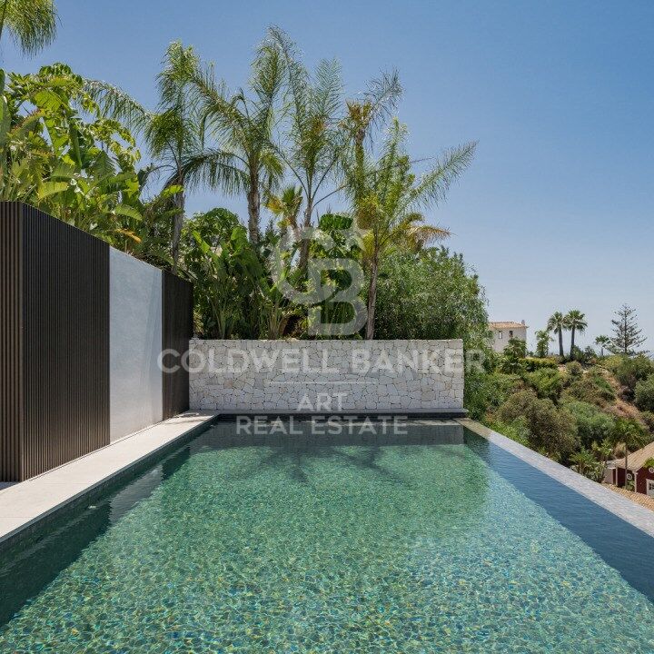 Villa de nueva construcción con piscina infinita y vistas panorámicas al mar en Marbella