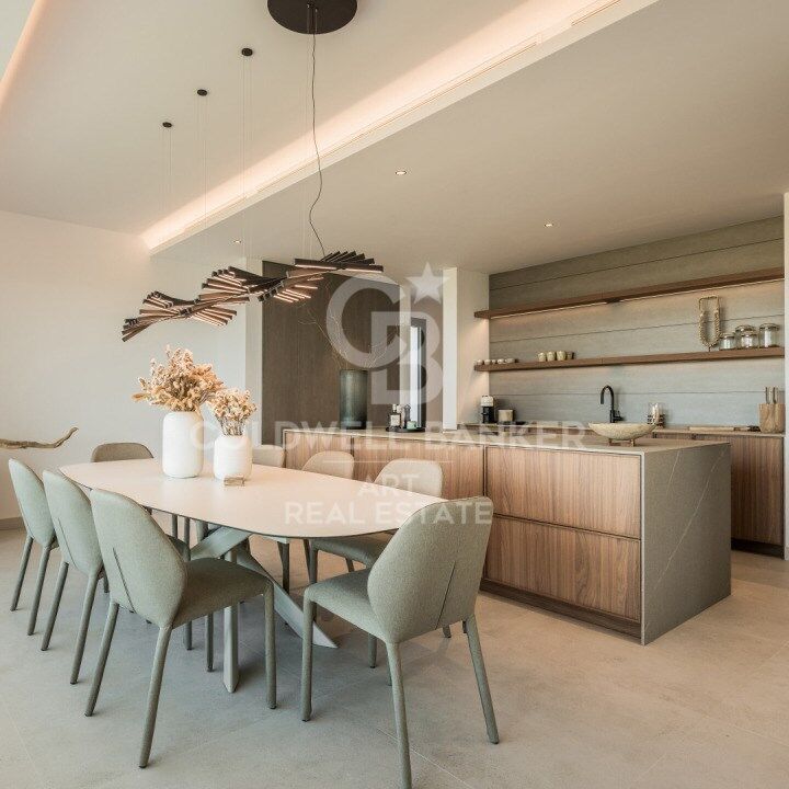 Villa neuve avec piscine à débordement et vues panoramiques sur la mer à Marbella