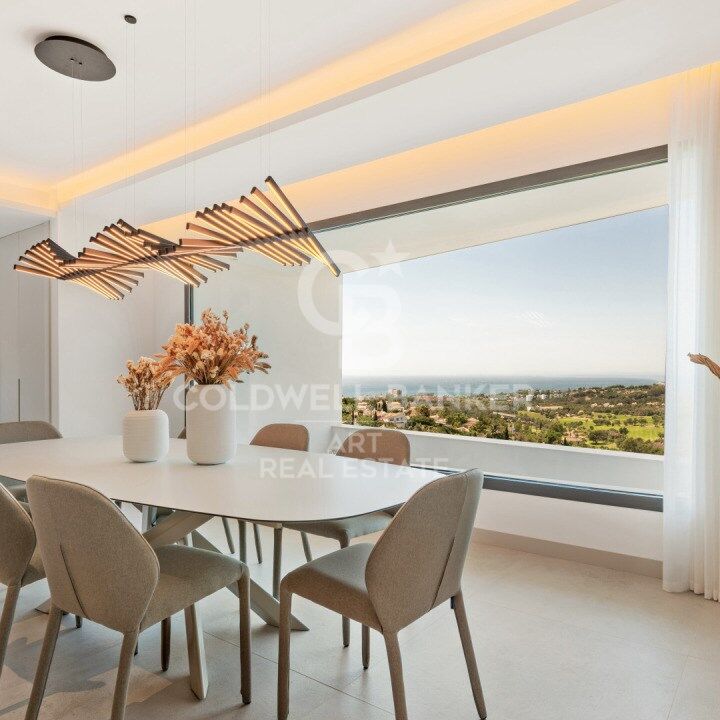 Villa neuve avec piscine à débordement et vues panoramiques sur la mer à Marbella
