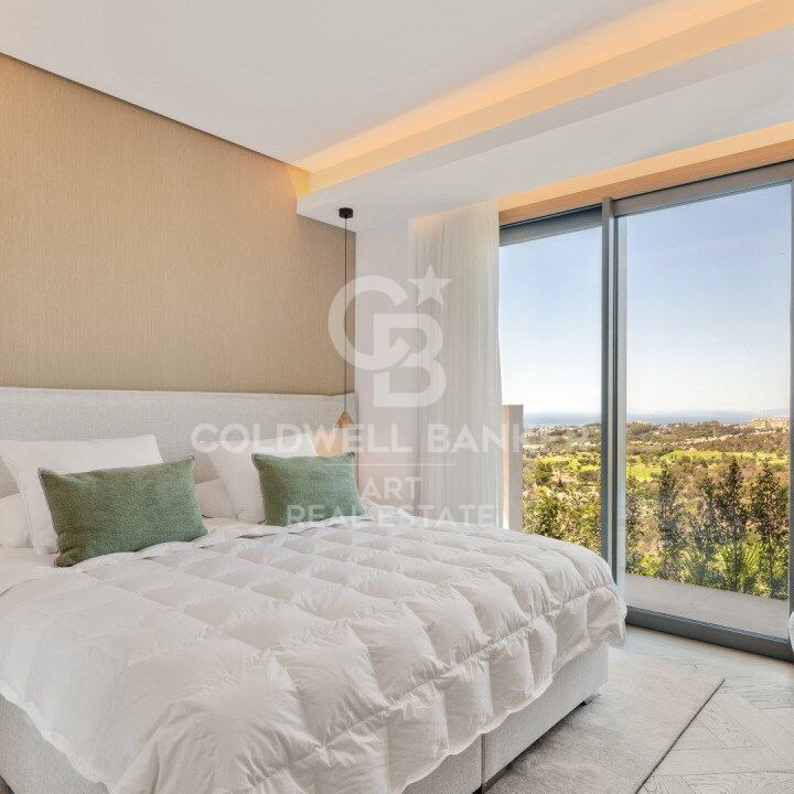 Villa neuve avec piscine à débordement et vues panoramiques sur la mer à Marbella