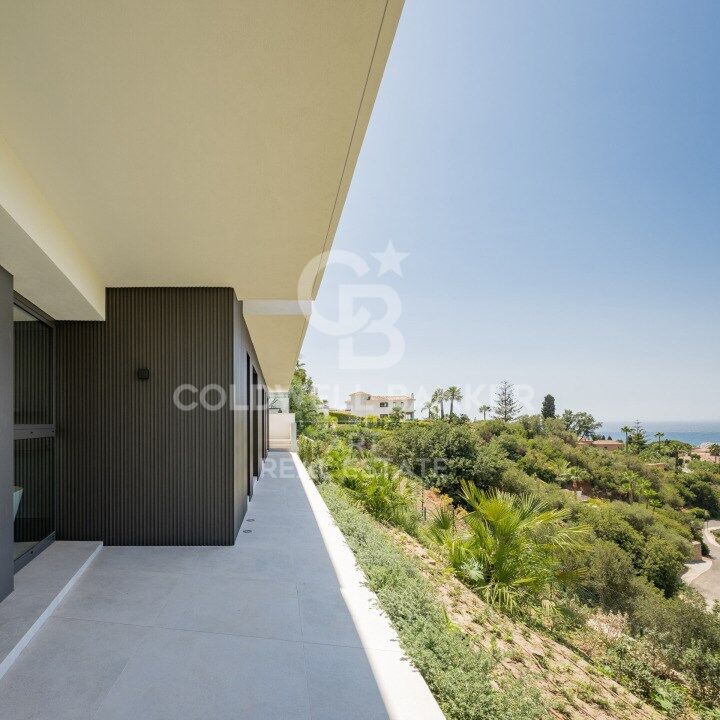 Neu gebaute villa mit infinity-pool und panoramablick auf das meer in Marbella