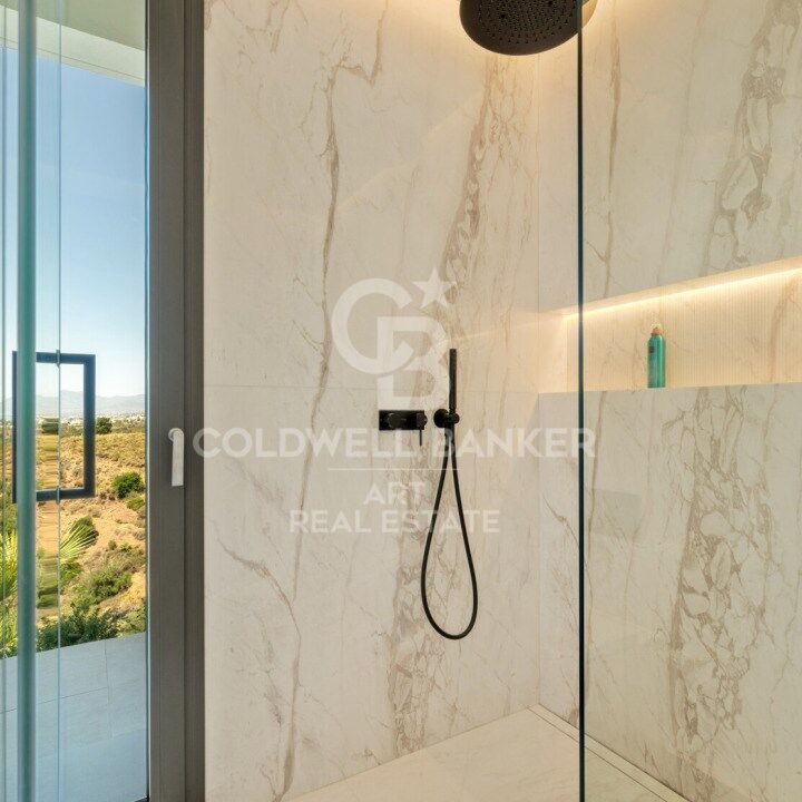 Villa de nueva construcción con piscina infinita y vistas panorámicas al mar en Marbella