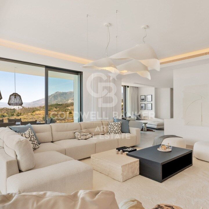 Villa neuve avec piscine à débordement et vues panoramiques sur la mer à Marbella