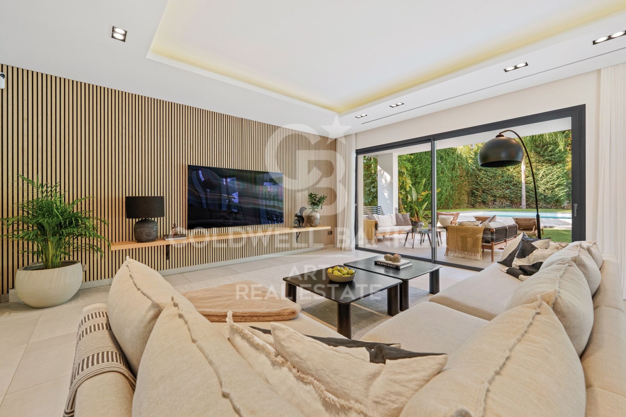 Luxuriöse zeitgenössische villa mit privatpool und panoramablick in Nueva Andalucía, Marbella