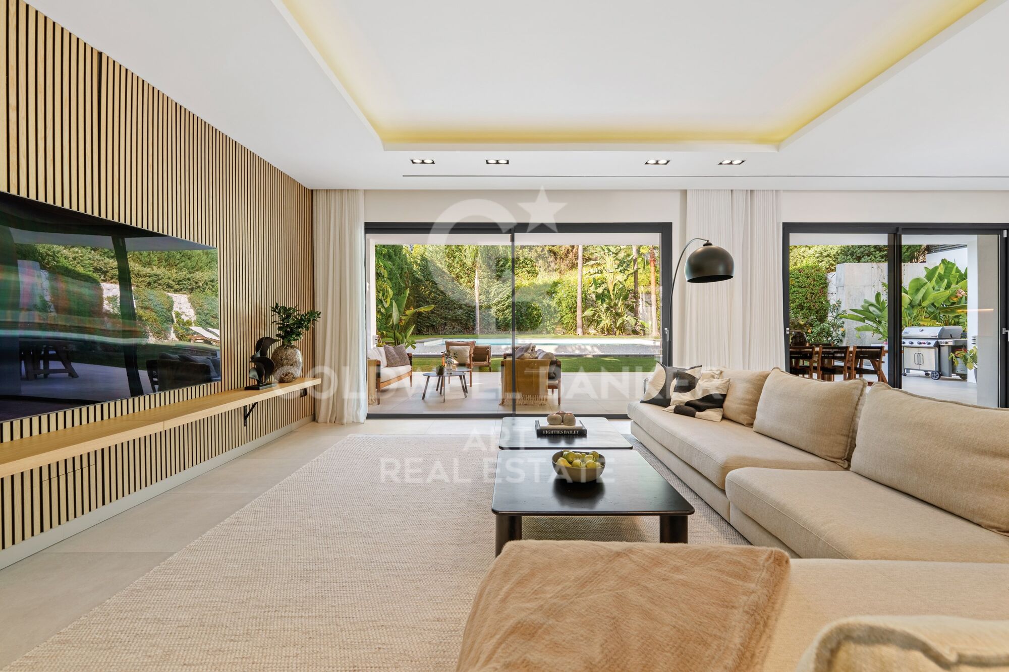 Villa contemporaine de luxe avec piscine privée et vues panoramiques à Nueva Andalucía, Marbella