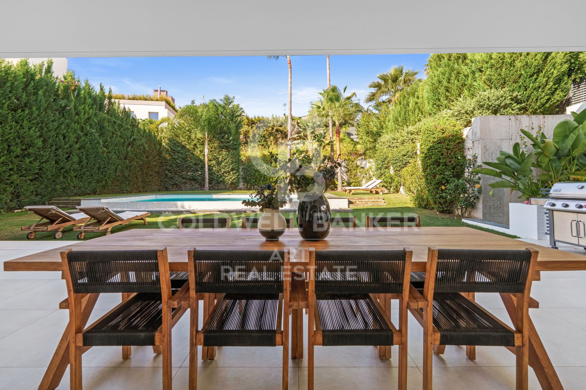 Villa contemporánea de lujo con piscina privada y vistas panorámicas en Nueva Andalucía, Marbella