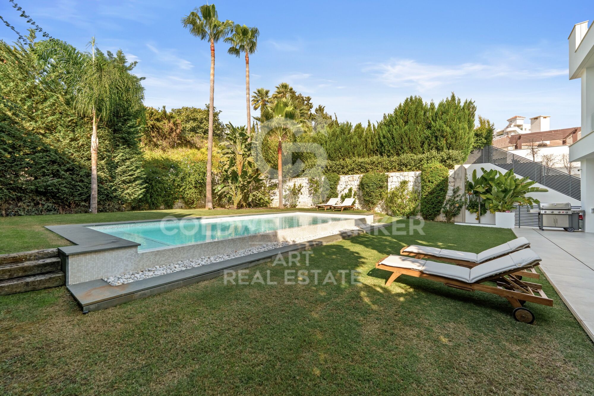 Luxuriöse zeitgenössische villa mit privatpool und panoramablick in Nueva Andalucía, Marbella