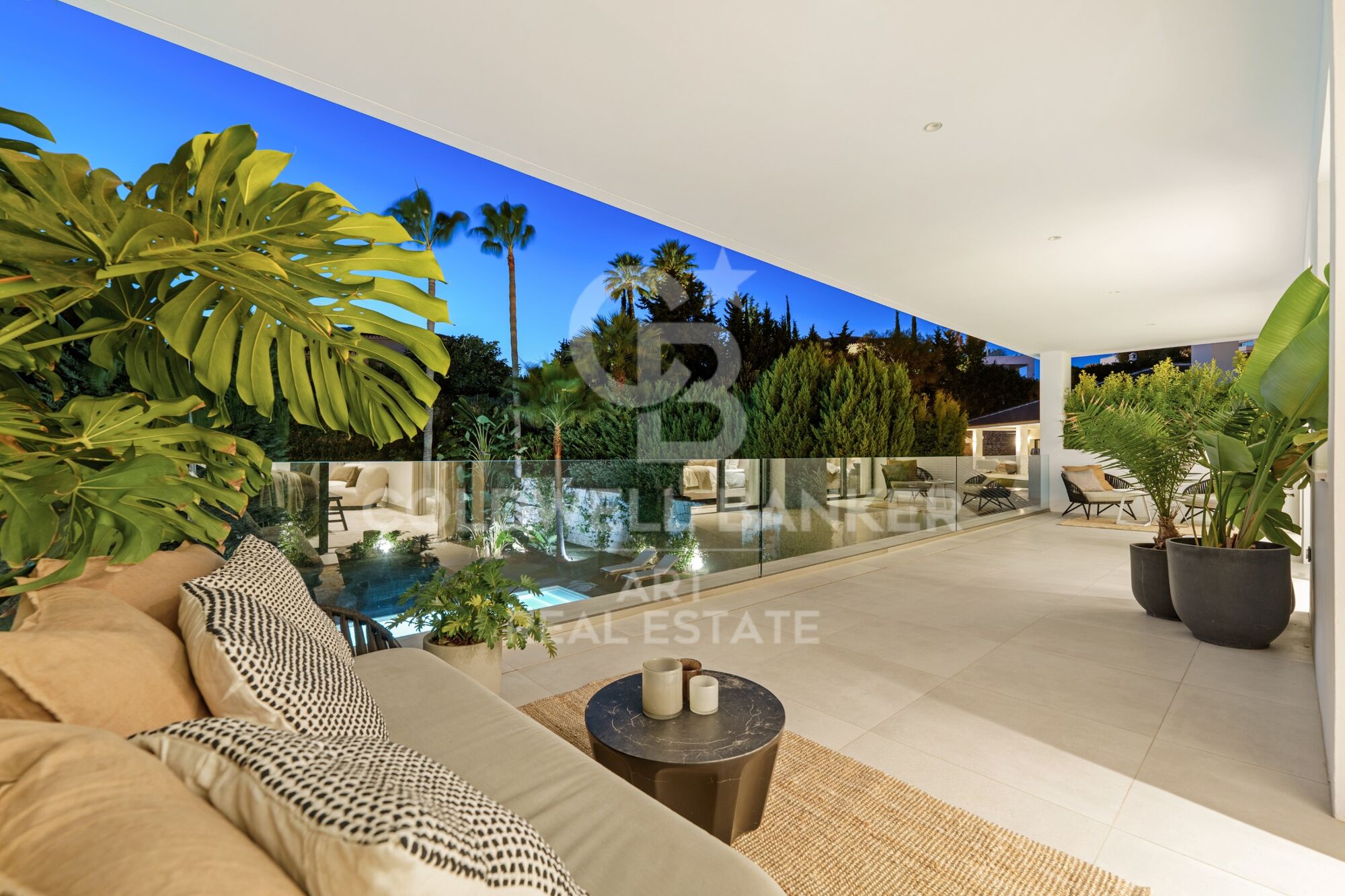 Villa contemporaine de luxe avec piscine privée et vues panoramiques à Nueva Andalucía, Marbella