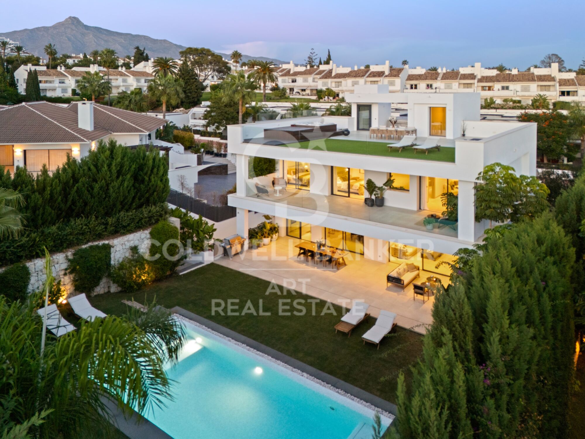Villa contemporaine de luxe avec piscine privée et vues panoramiques à Nueva Andalucía, Marbella