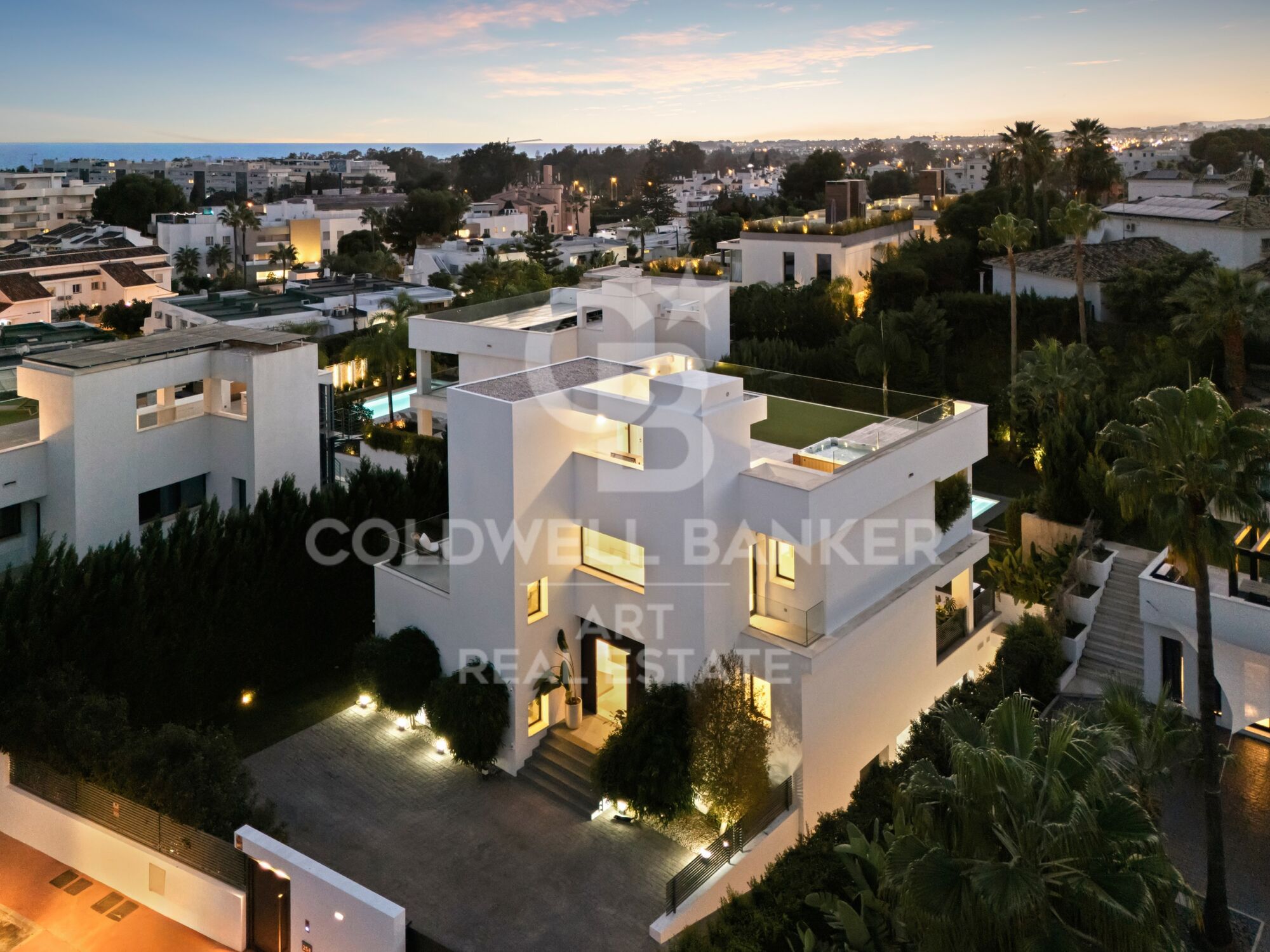 Villa contemporaine de luxe avec piscine privée et vues panoramiques à Nueva Andalucía, Marbella