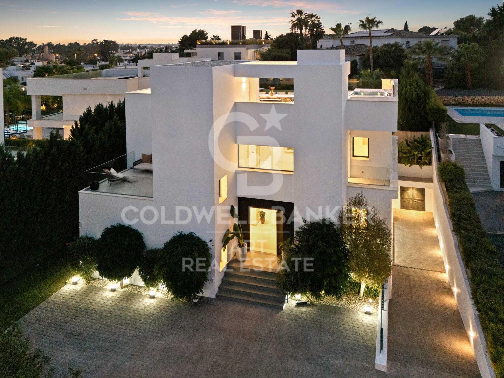 Villa contemporaine de luxe avec piscine privée et vues panoramiques à Nueva Andalucía, Marbella