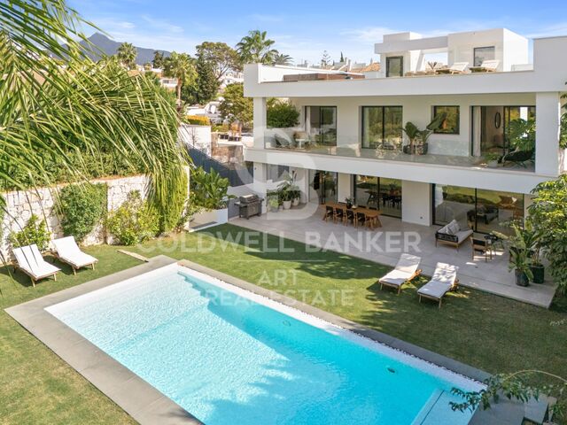 Luxuriöse zeitgenössische villa mit privatpool und panoramablick in Nueva Andalucía, Marbella