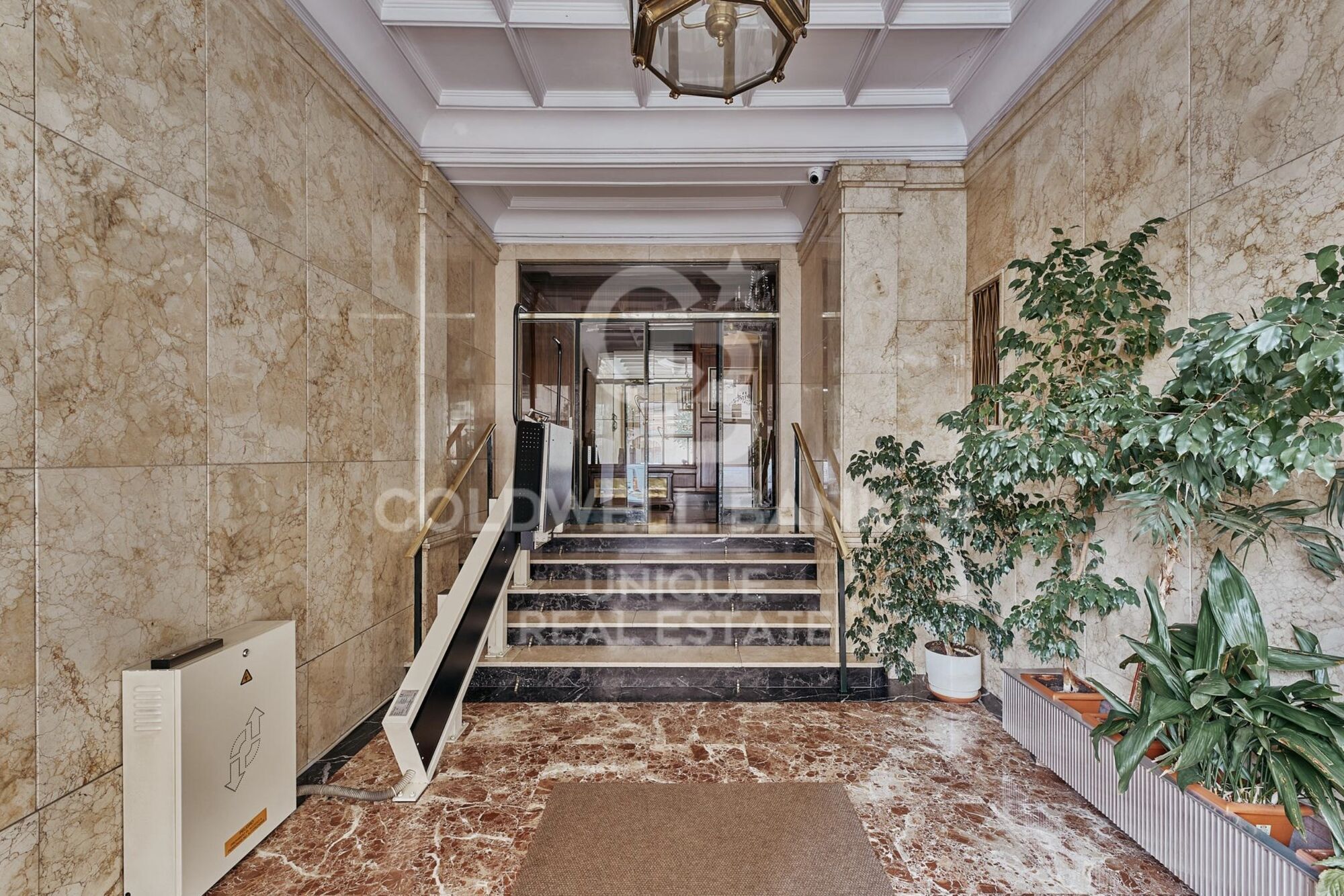 Renovated exterior apartment with three bedrooms in Goya, Madrid.