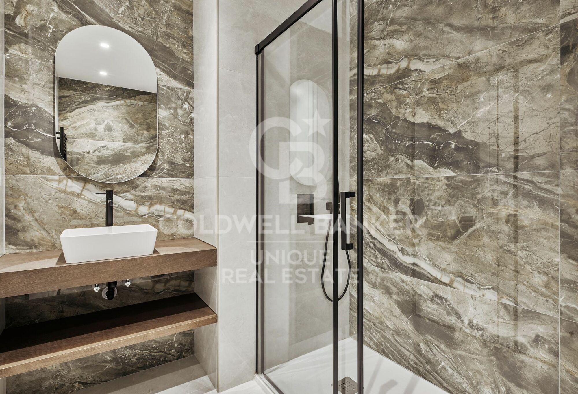 Appartement extérieur rénové avec trois chambres à Goya, Madrid.