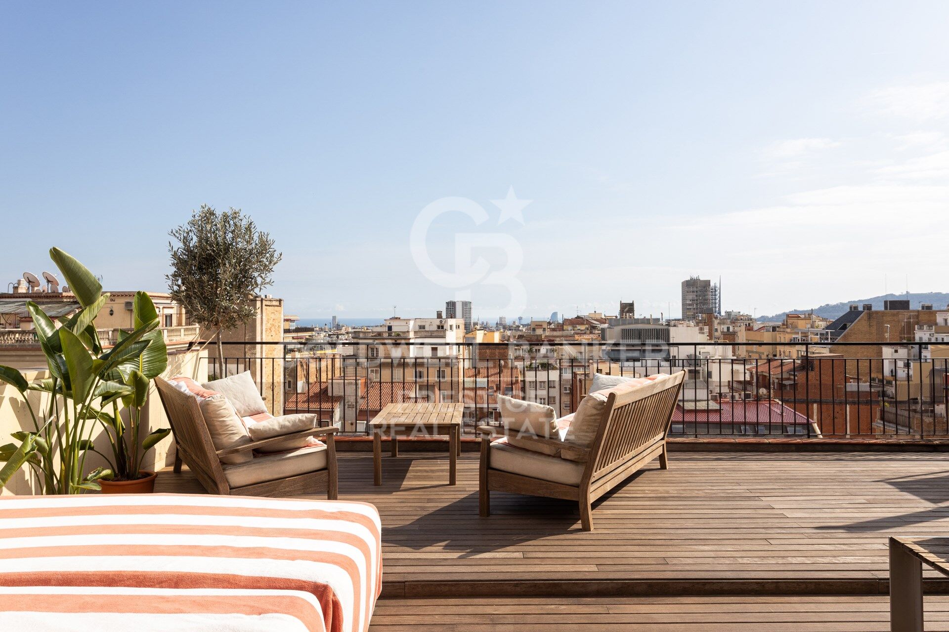 Exklusives Penthouse mit Blick auf die Skyline von Barcelona, das Meer und den Tibidabo