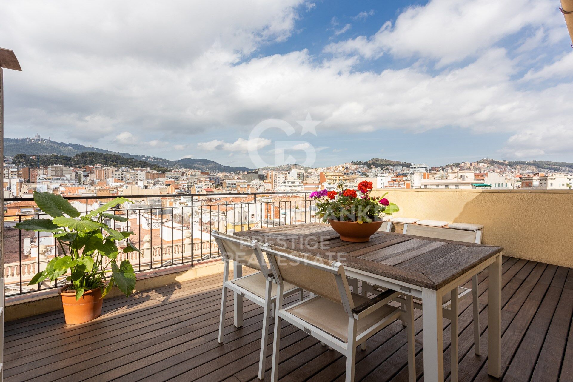 Penthouse exclusif avec vue sur les toits de Barcelone, la mer et le Tibidabo