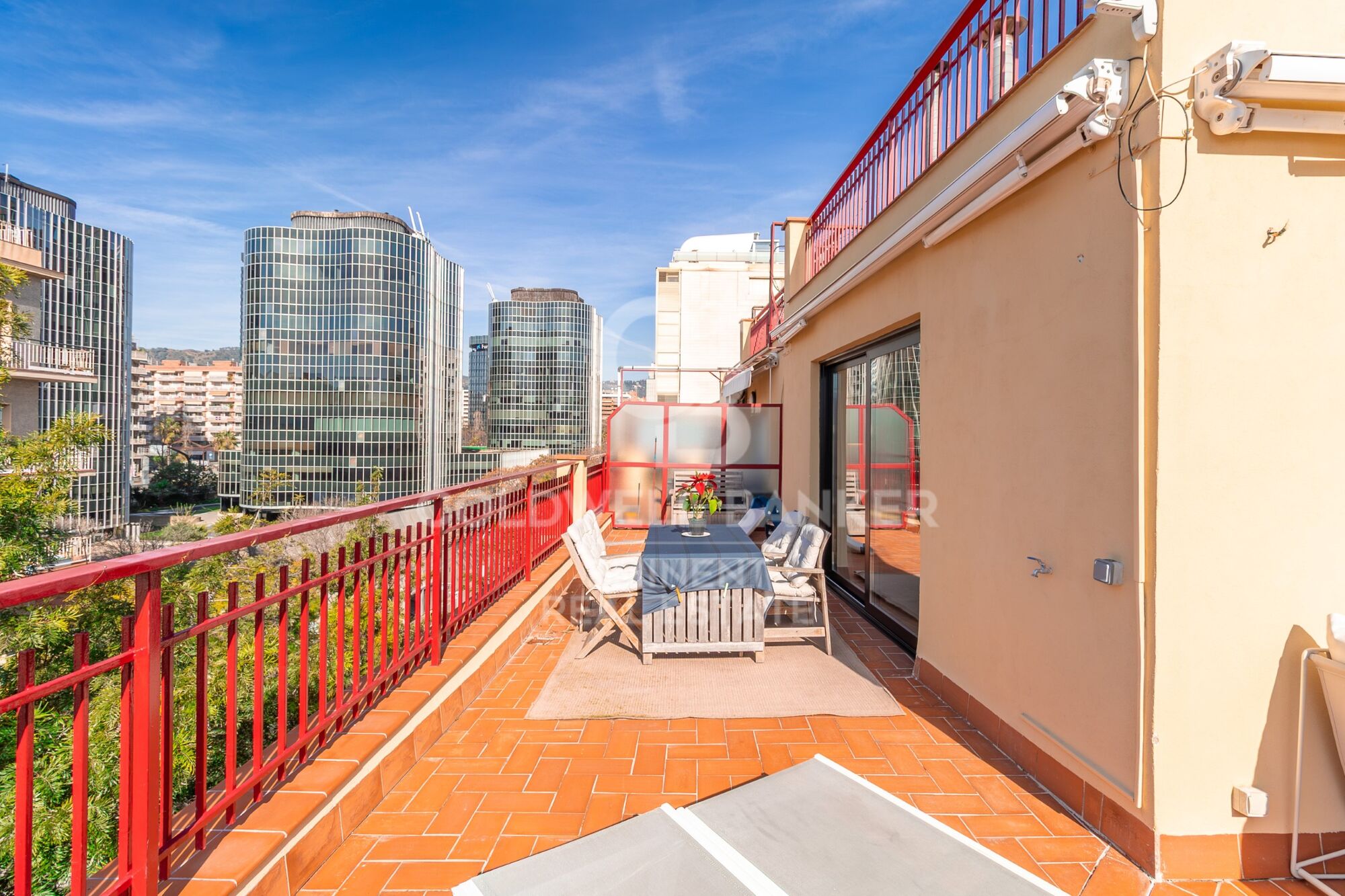 Encantador ático esquinero con terraza de 40m² en Les Corts Junto el Corte Inglés de Diagonal