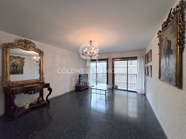 Bright flat with terrace in El Pla del Real