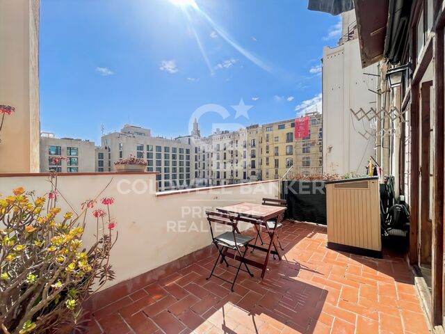 Penthouse mit touristischer Lizenz und 20 m² Terrasse, 30 Meter vom Passeig de Gràcia entfernt, Barcelona
