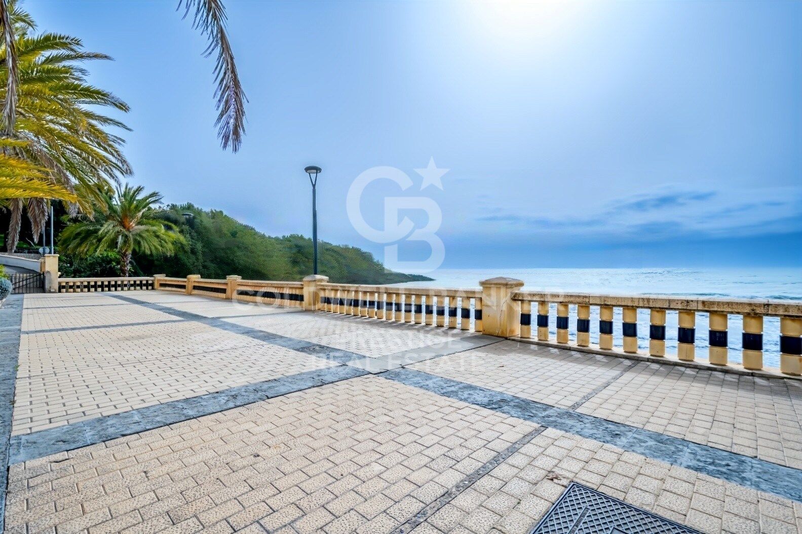 SEA-FRONT GARDEN APARTMENT
