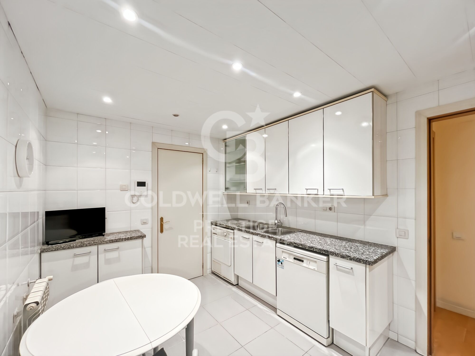 Apartment for sale near Plaça Tetuan with parking included