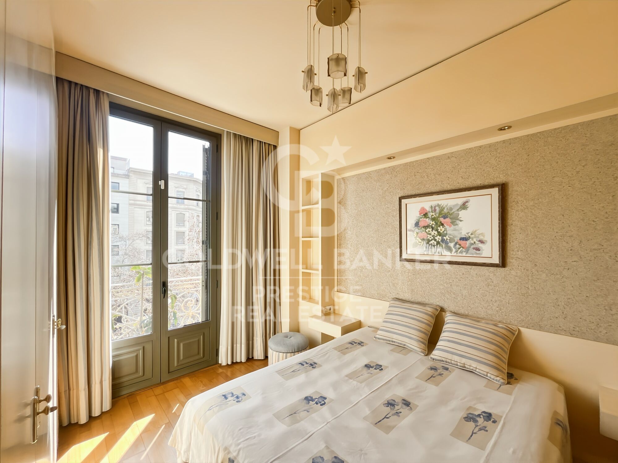 Apartment for sale near Plaça Tetuan with parking included