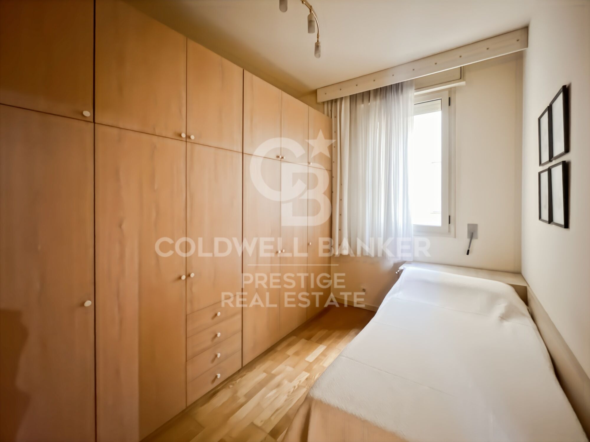 Apartment for sale near Plaça Tetuan with parking included