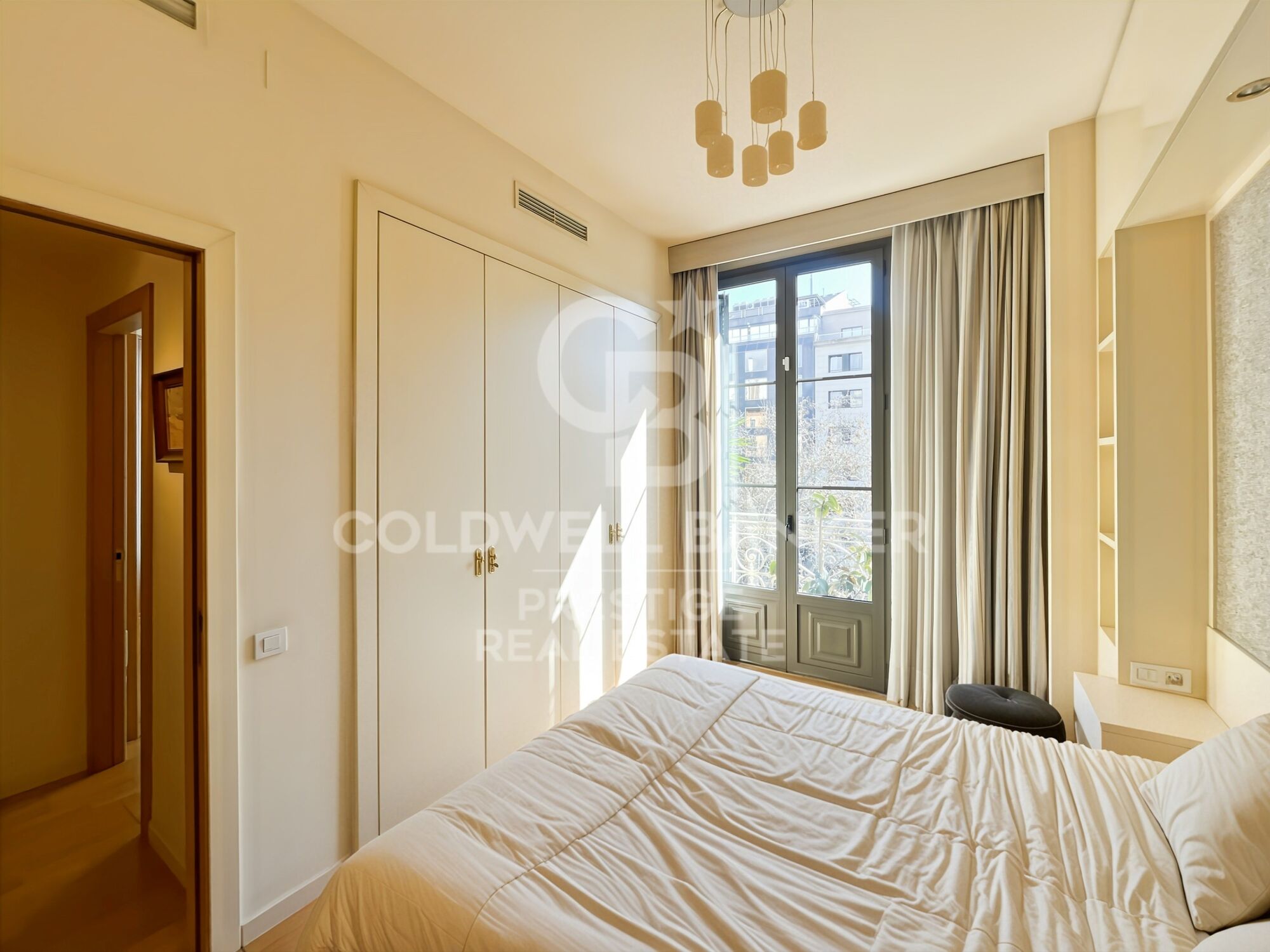 Apartment for sale near Plaça Tetuan with parking included