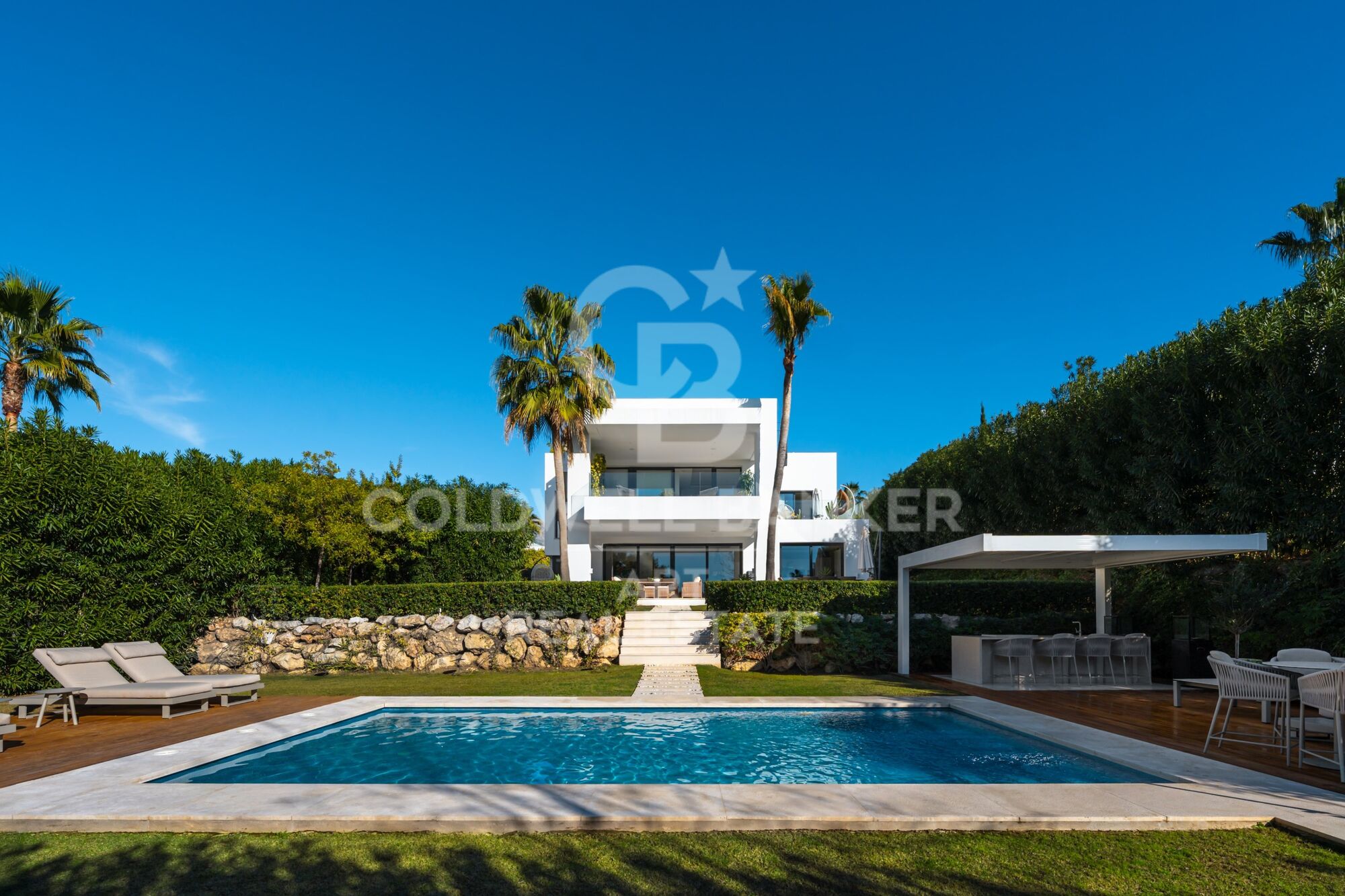 Exklusive luxusvilla in einer geschlossenen wohnanlage in Nueva Andalucia mit großem grundstück und privatsphäre