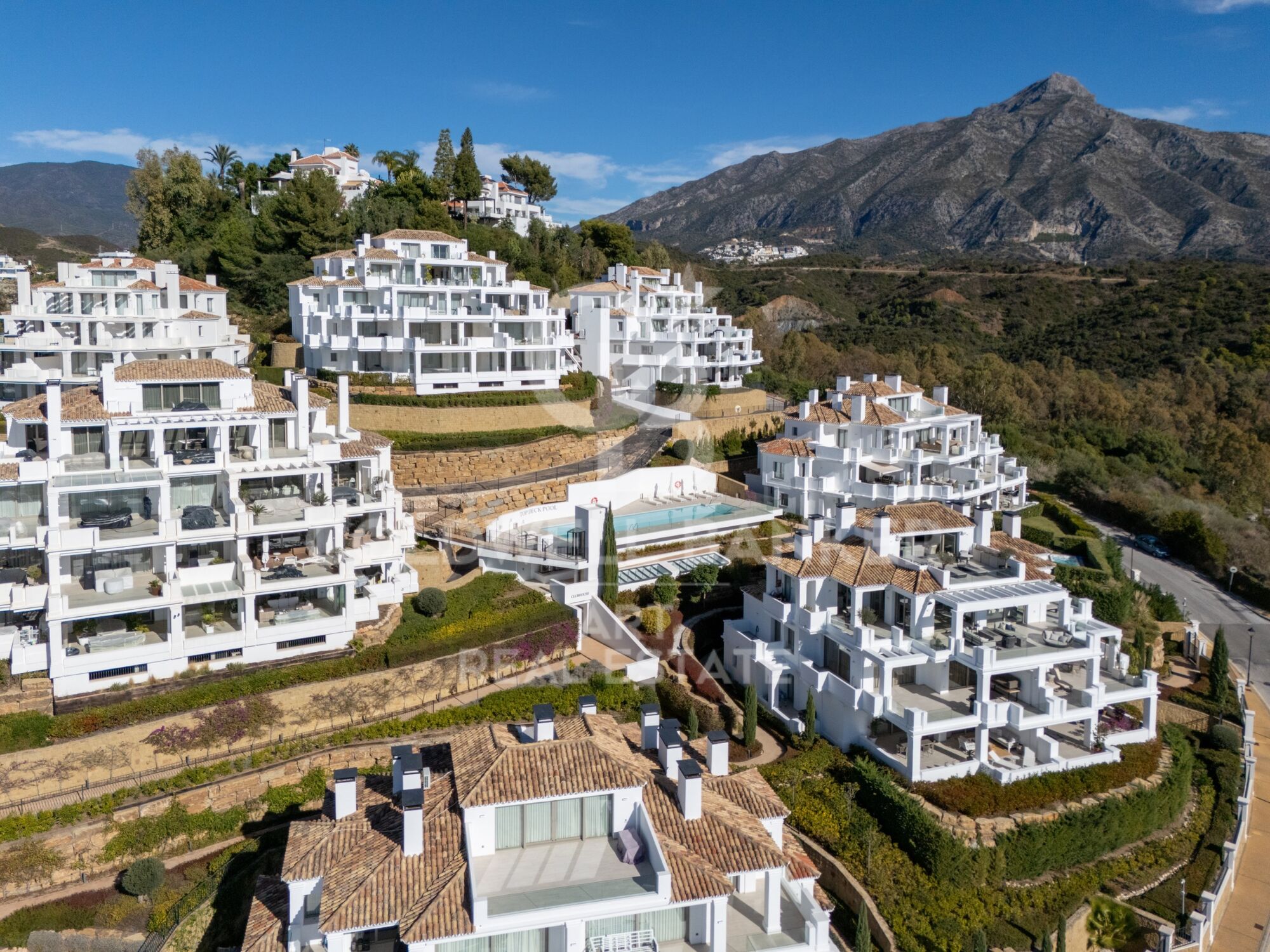 Spektakuläres duplex-penthouse mit panorama-meerblick in marbella