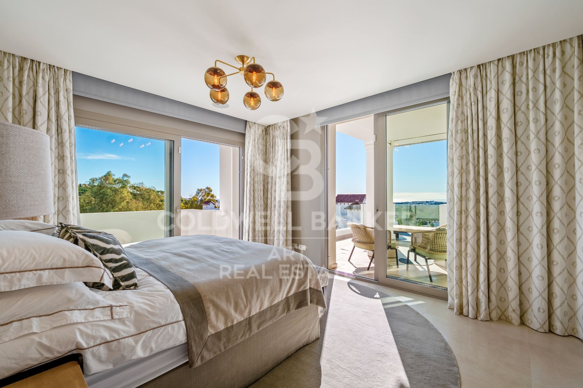 Espectacular ático dúplex con vistas panorámicas al mar en Marbella