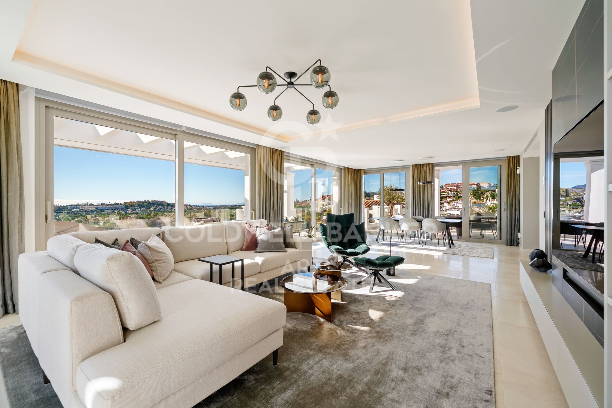 Espectacular ático dúplex con vistas panorámicas al mar en Marbella