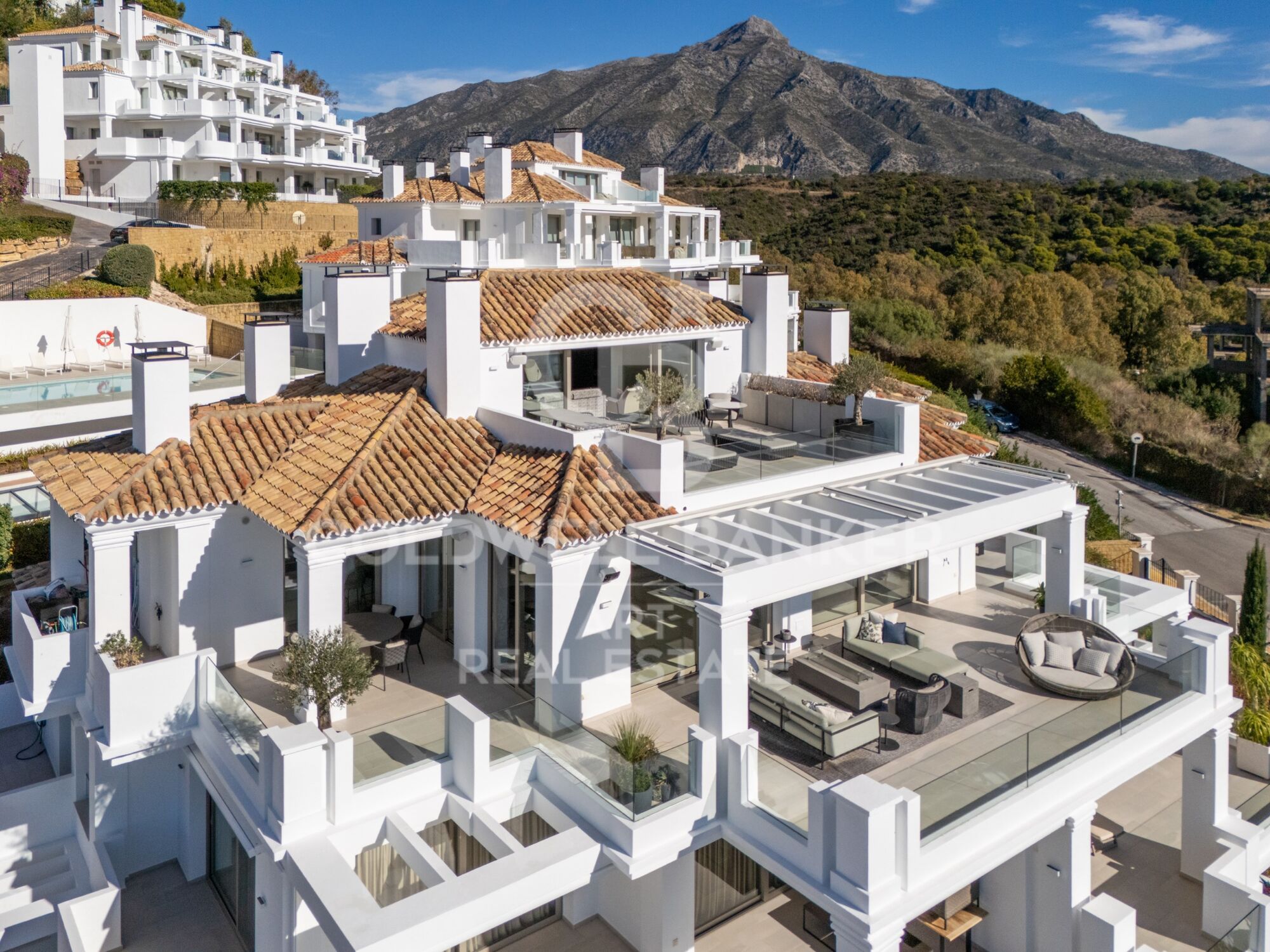 Espectacular ático dúplex con vistas panorámicas al mar en Marbella