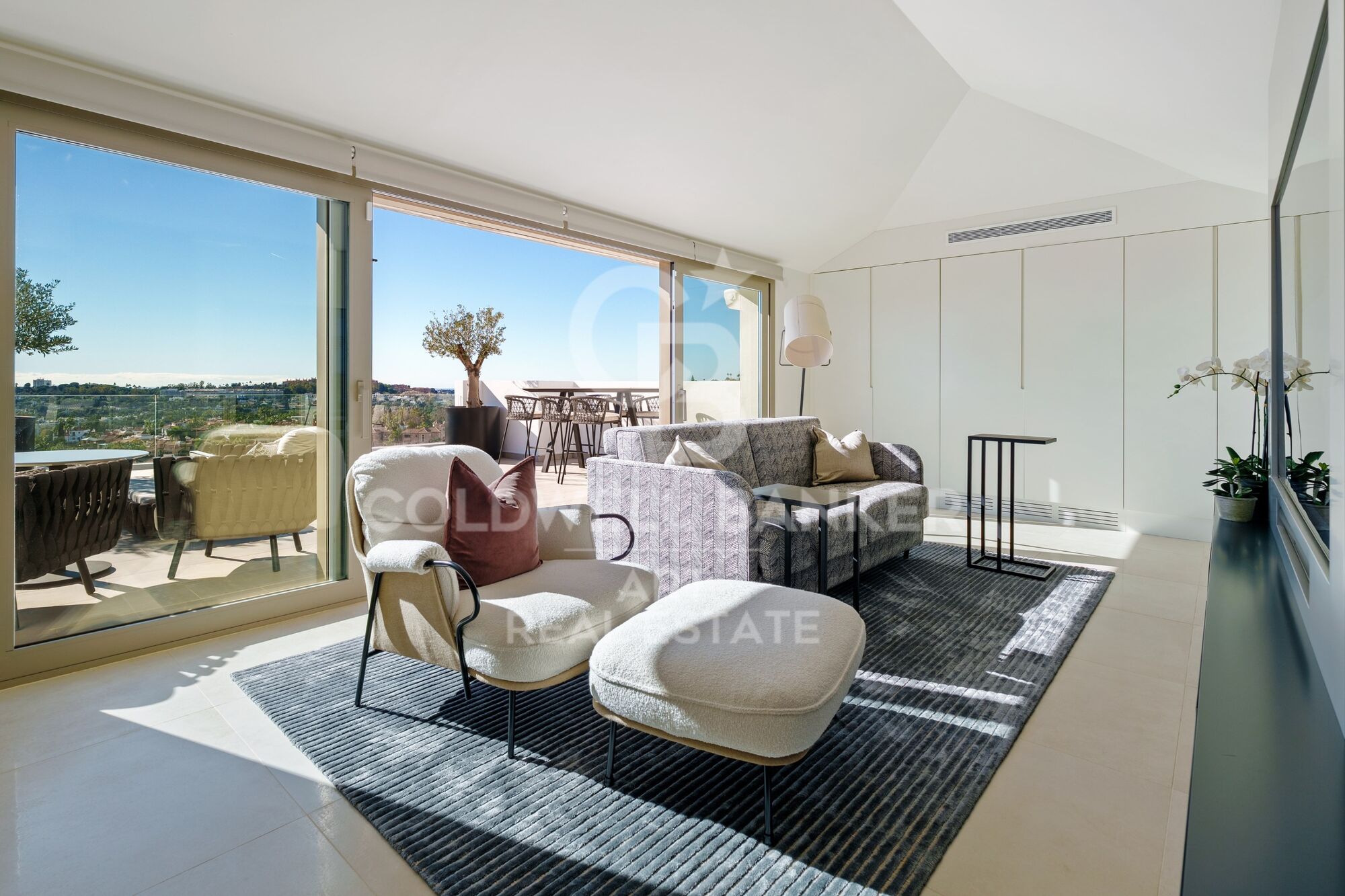 Espectacular ático dúplex con vistas panorámicas al mar en Marbella