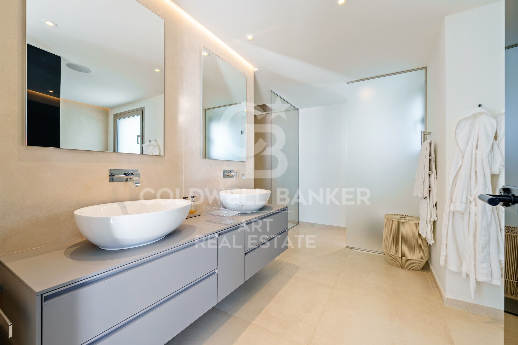 Espectacular ático dúplex con vistas panorámicas al mar en Marbella