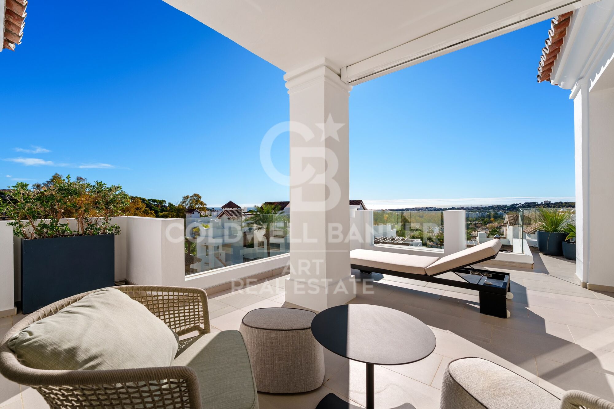 Espectacular ático dúplex con vistas panorámicas al mar en Marbella