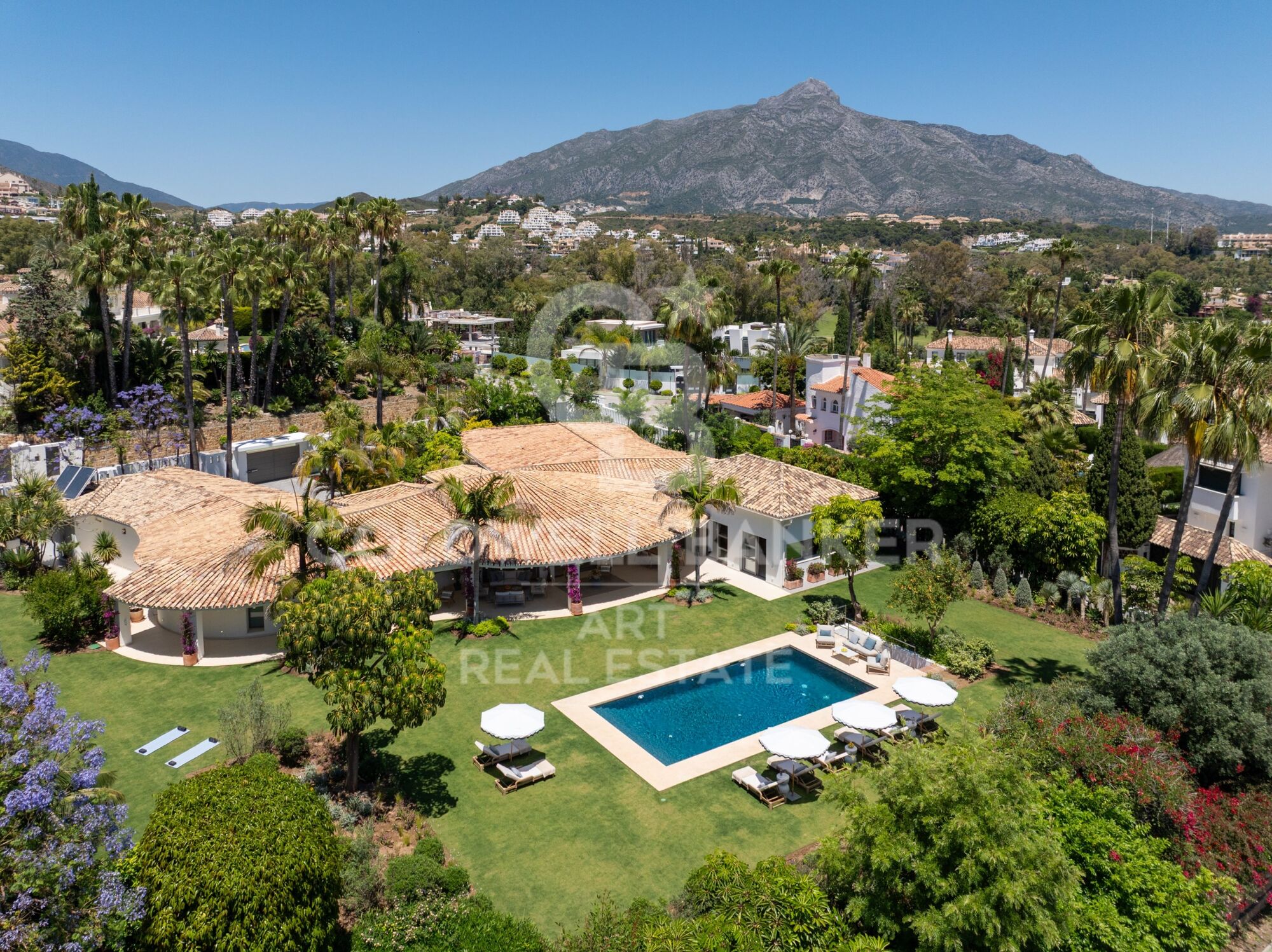 Exclusive luxury bungalow with views in marbella