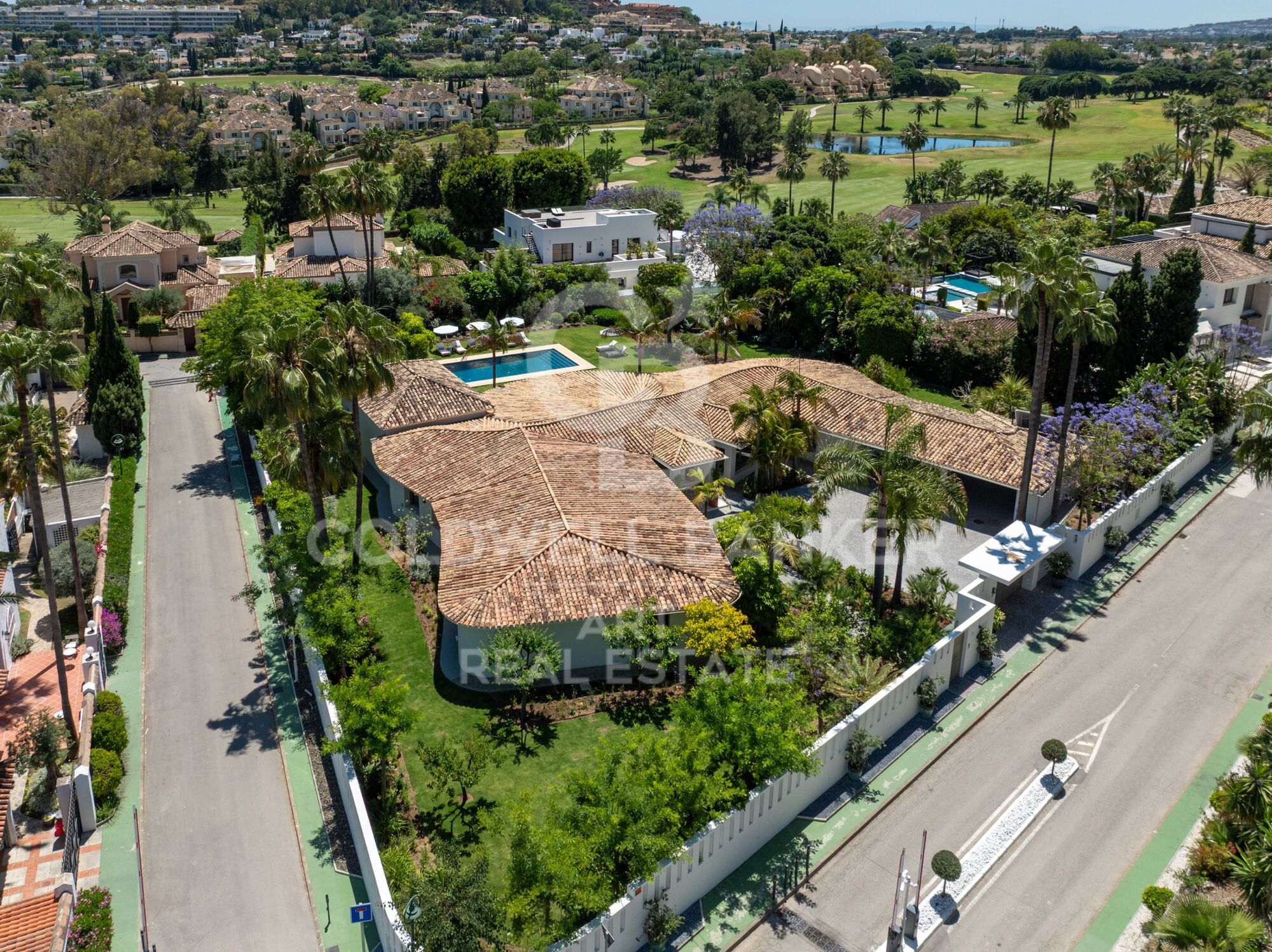 Exclusive luxury bungalow with views in marbella